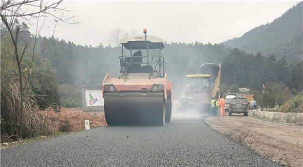 S205省道王港至瑶里段路面摊铺施工