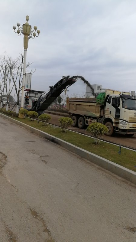 唐英大道路面铣刨施工